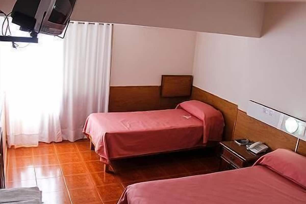 Tabla de planchar con plancha, wifi gratis y ropa de cama