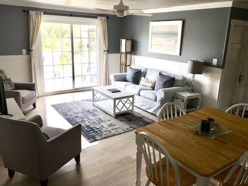 “Going Coastal”- Newly Remodeled 1950's Beach Cottage