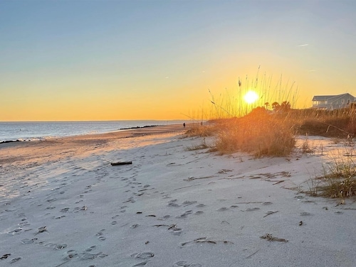 “Going Coastal”- Newly Remodeled 1950's Beach Cottage