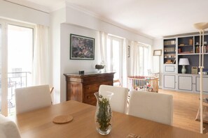Dining - Charming apartment near the Trocadéro (Paris)