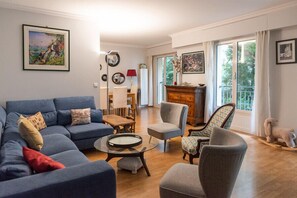 TV - Charming apartment near the Trocadéro (Paris)