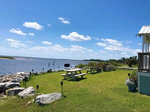 Outdoor dining - (Fishing from dock) Boat Launch, Seafood Market & Bait-tackle shop next door.... (Eastpoint)