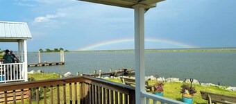 (Fiske fra kaien) Båtlansering, sjømatmarked og agnbutikk ved siden av ....