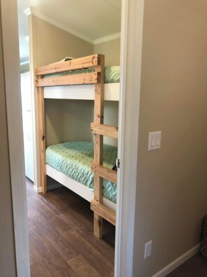 1 bedroom, free WiFi, bed sheets - (Fishing from dock) Boat Launch, Seafood Market & Bait-tackle shop next door.... (Eastpoint)