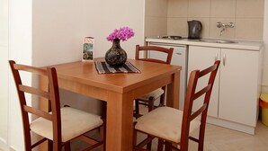 Comfort Studio | In-room dining