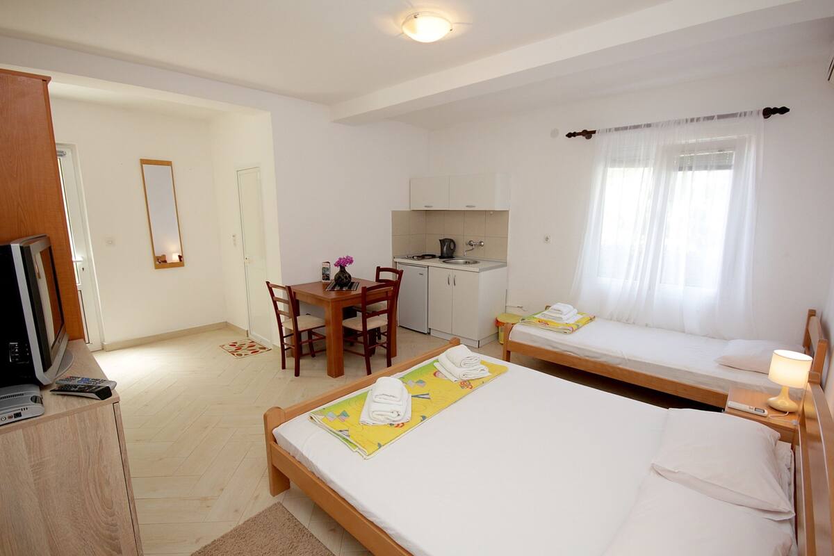 Comfort Studio | Desk, soundproofing, iron/ironing board, free WiFi