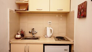 Basic Apartment | Private kitchenette