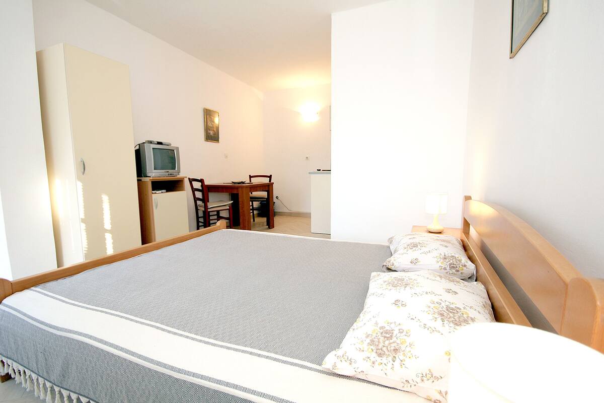 Economy Studio | Desk, soundproofing, iron/ironing board, free WiFi