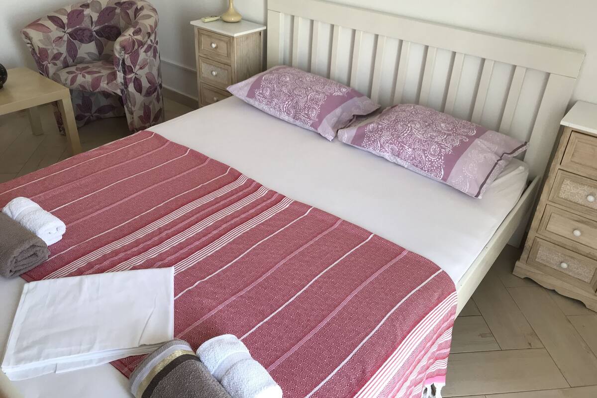 Comfort Apartment | Desk, soundproofing, iron/ironing board, free WiFi