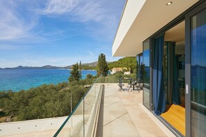 Unclassified image, 4 of 75, button