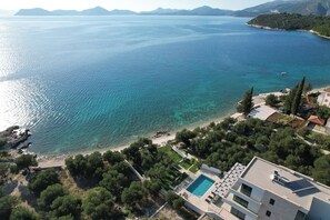 Unclassified image, 3 of 75, button