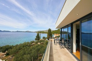 Unclassified image, 5 of 75, button