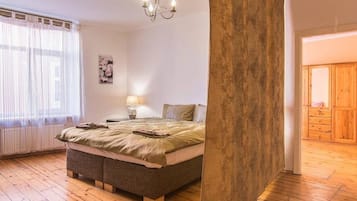 4 bedrooms, iron/ironing board, WiFi, bed sheets