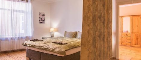 4 bedrooms, iron/ironing board, WiFi, bed sheets