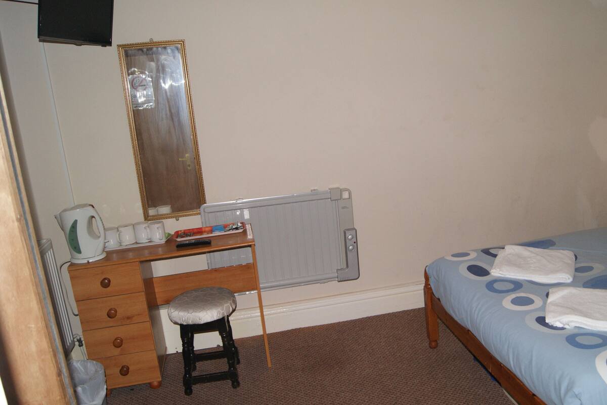 Family Room (Room 4)
