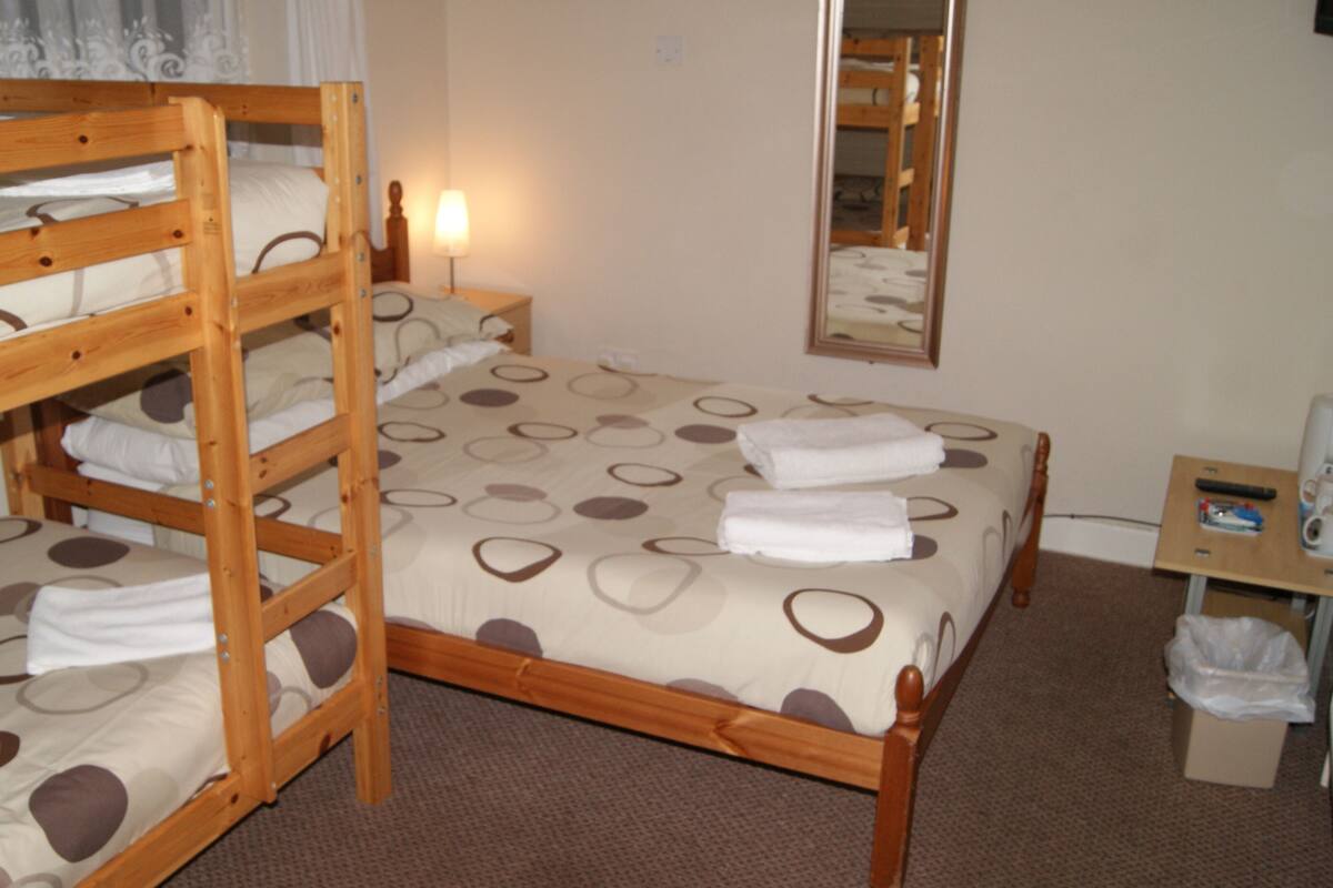 Family Room (Room 8)