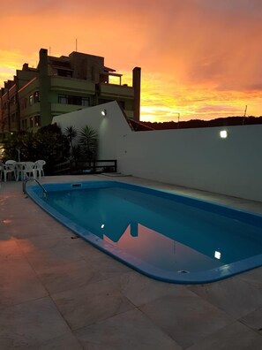 حمّام سباحة خارجي