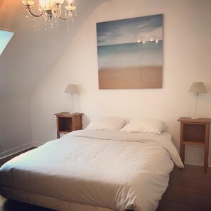 4 bedrooms, desk, iron/ironing board, free WiFi