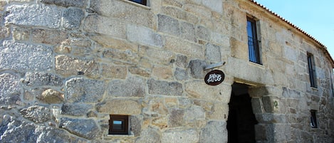 En byggnad av sten med en skylt där det står ”Arco”.