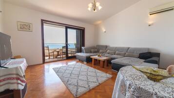 Apartment (Superior Three Bedroom Apartment) | Living room | Flat-screen TV