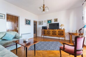 Apartment (3 Bedroom Apt with Sea View Terrace) | 6 Schlafzimmer, Bügeleisen/Bügelbrett, kostenloses WLAN, Bettwäsche