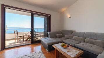 Apartment (Superior Three Bedroom Apartment) | Living room