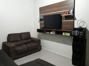 Smart-tv, böcker och en stereo