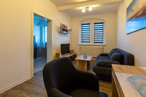 Télévision, lecteur de DVD, livres, chaîne hi-fi