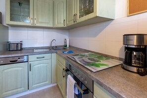 Kühlschrank, Mikrowelle, Ofen, Herdplatte