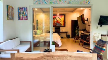 5 quartos, cofres nos quartos, escrivaninha