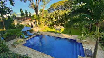 Una piscina al aire libre, una piscina climatizada