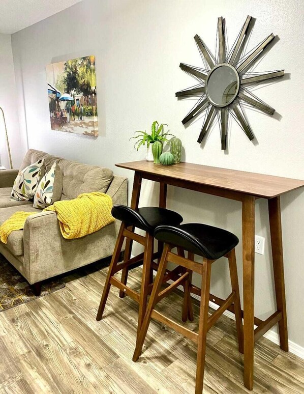 COZY 1 Bed/1 Bath apartment near SW Medical Center | Area soggiorno