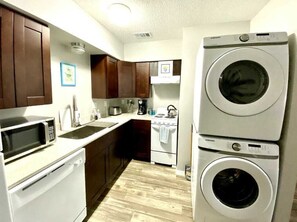 COZY 1 Bed/1 Bath apartment near SW Medical Center | Cucina privata | Frigorifero, microonde, forno, piano cottura