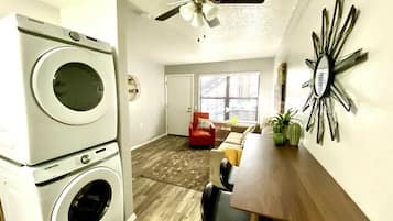 COZY 1 Bed/1 Bath apartment near SW Medical Center | 起居區