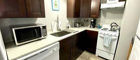 COZY 1 Bed/1 Bath apartment near SW Medical Center | Cocina privada | Refrigerador, microondas, horno y parrilla de estufa