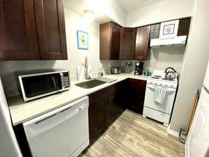 COZY 1 Bed/1 Bath apartment near SW Medical Center | Cucina privata | Frigorifero, microonde, forno, piano cottura