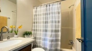 Set di cortesia gratuito, asciugacapelli, asciugamani