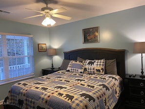4 bedrooms, iron/ironing board, free WiFi, bed sheets - Pigeon River Cottage, river front, newly remodeled, 1 mile from Parkway. (pigeon Forge)