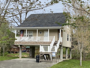 Street view of Pigeon River Cottage at 550 Tanasi Trail 