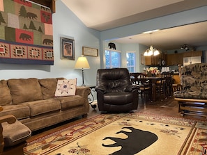 Smart TV, fireplace, video games, DVD player - Pigeon River Cottage, river front, newly remodeled, 1 mile from Parkway. (pigeon Forge)