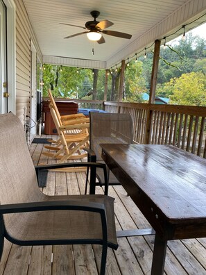 Outdoor dining - Pigeon River Cottage, river front, newly remodeled, 1 mile from Parkway. (pigeon Forge)