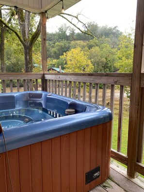 Outdoor spa tub - Pigeon River Cottage, river front, newly remodeled, 1 mile from Parkway. (pigeon Forge)