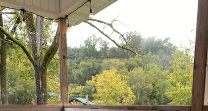 Pigeon River Cottage, river front, newly remodeled, 1 mile from Parkway.