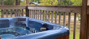 Pigeon River Cottage, river front, newly remodeled, 1 mile from Parkway.