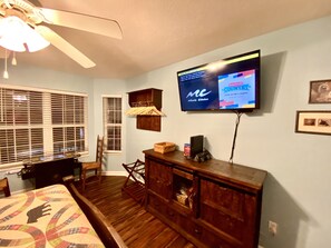 4 bedrooms, iron/ironing board, free WiFi, bed sheets - Pigeon River Cottage, river front, newly remodeled, 1 mile from Parkway. (pigeon Forge)