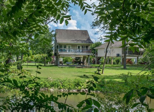 Pigeon River Cottage, river front, newly remodeled, 1 mile from Parkway.