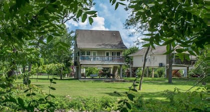 Pigeon River Cottage, river front, newly remodeled, 1 mile from Parkway.