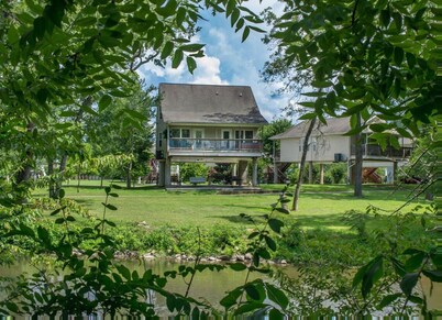 Pigeon River Cottage, river front, newly remodeled, 1 mile from Parkway.