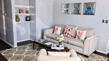2 BR - 2 bath - close to OU | Living area