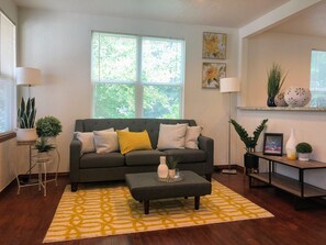 Eviestays! Studio close to OU, Downtown | Living area - Eviestays Studio Close to OU, Downtown (Norman)